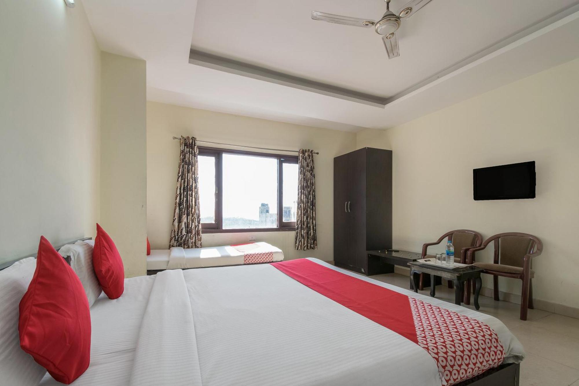 Oyo Hotel Triund Regency カトラ エクステリア 写真