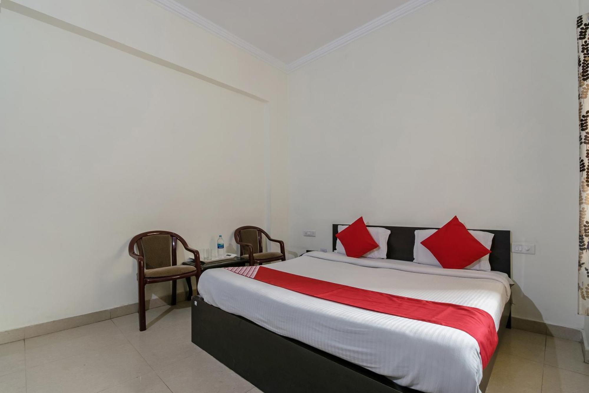 Oyo Hotel Triund Regency カトラ エクステリア 写真